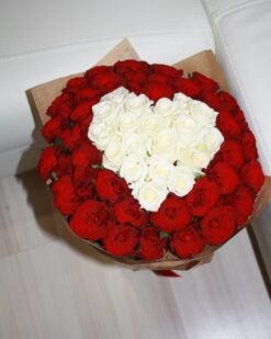 Сердце из красно белых роз
