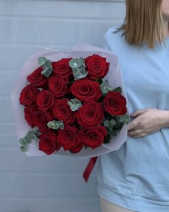 красные розы с крупными бутонами объем