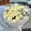 букет из 25 белых белых роз с эвкалиптом в упаковке