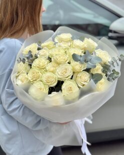 букет из 25 белых белых роз с эвкалиптом в упаковке