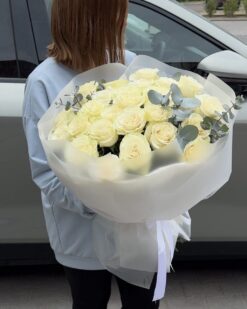 девушка с 25 белыми розами в руках