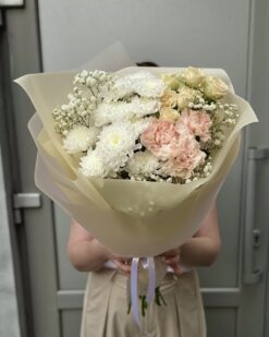 букет с хризантемой, гипсофилом, гвоздикой и кустовой розой в кремовых тонах