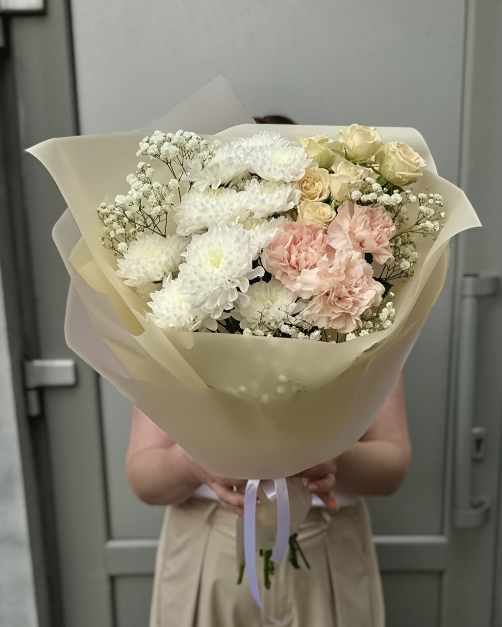 букет пастельный букет с хризантемой, гипсофилом, гвоздикой и кустовой розой в кремовых тонах