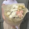 Букет с белыми хризантемами Б6, гвоздиками, кустовыми розами и гипсофилой