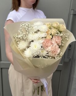 Букет с белыми хризантемами Б6, гвоздиками, кустовыми розами и гипсофилой