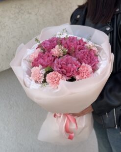 в руках девушки