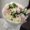 Букет с французской розой, кустовой розой и альстромерией Б28