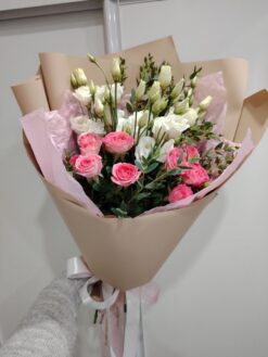 букет цветов из эустомы и кустовой розы