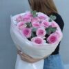 Букет из 15 розовых роз с эвкалиптом в упаковке