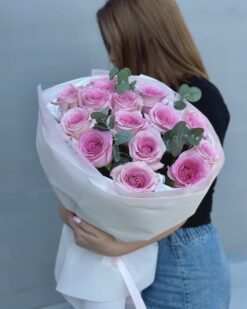 Букет из 15 розовых роз с эвкалиптом в упаковке