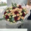 Букет из красных и кустовых пионовидных роз с эвкалиптом - доставка цветов Брест