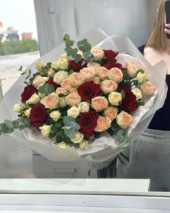 Букет из красных и кустовых пионовидных роз с эвкалиптом - доставка цветов Брест