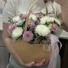 Композиция из белых и розовых хризантем в крафт-корзине