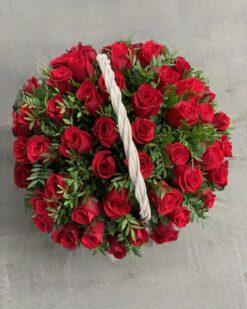 Корзина из 51 красной розы с декоративной зеленью