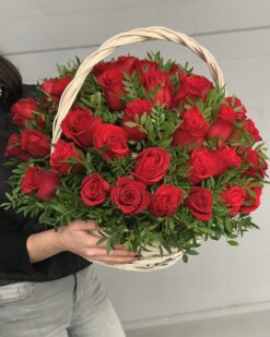 корзина из 51 розы в руках девушки