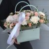 Цветочная композиция в переноске с кустовыми розами в Бресте