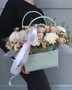 Цветочная композиция в переноске с кустовыми розами в Бресте