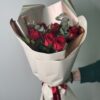 9 красных роз с эвкалиптом