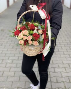 яркая корзина с цветами