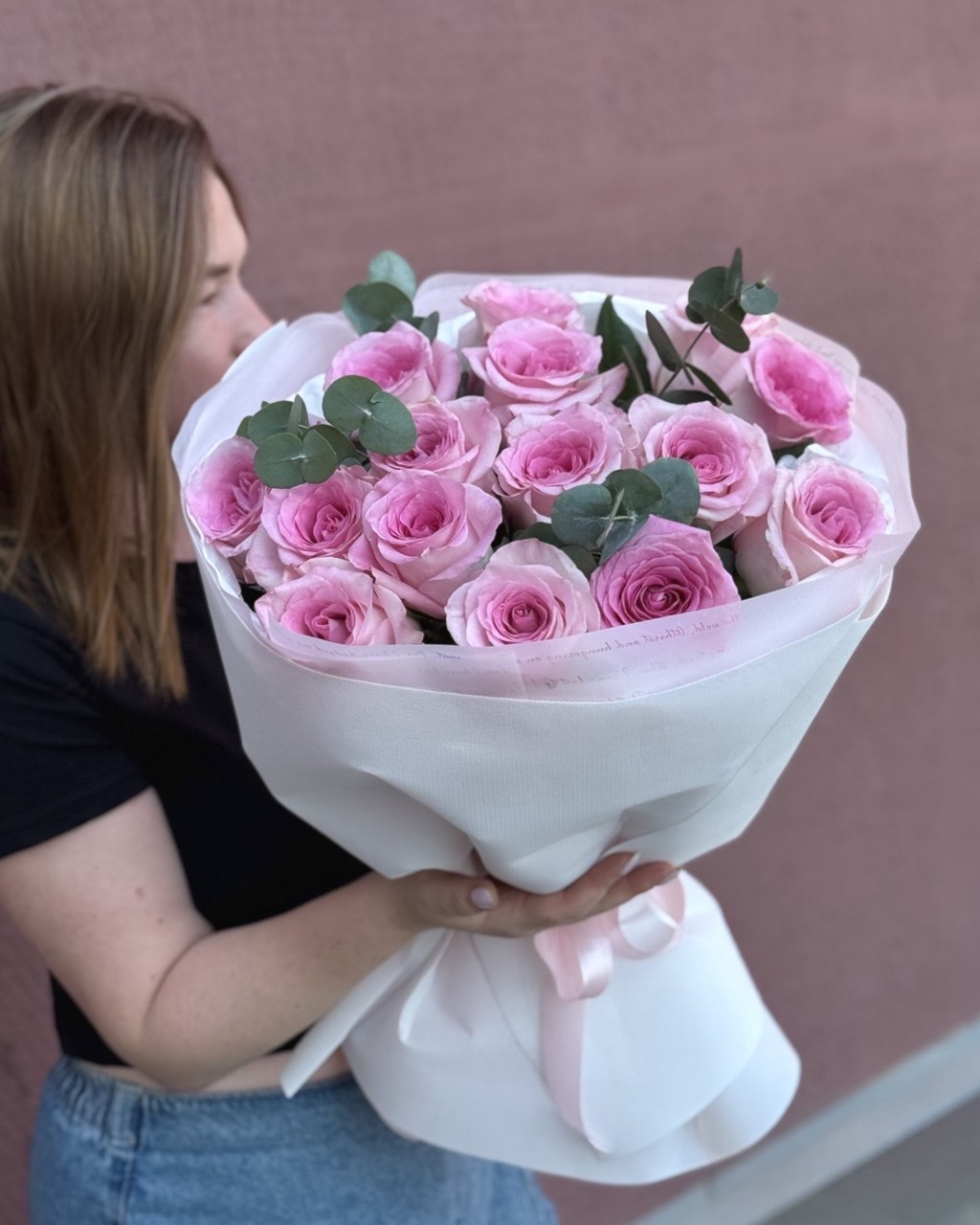 розы мандала с эвкалиптом Букет из 15 розовых роз с эвкалиптом в упаковке в другом ракурсе