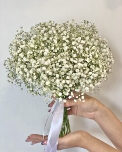 свадебный букет из гипсофилы в руках девушки 15 веток