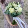 Букет невесты из белых роз и эустомы