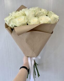розы в крафт бумаге