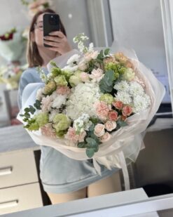 Нежный букет с гортензией и кустовыми розами