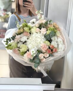 Букет с белой гортензией и розами