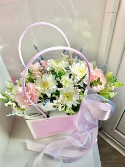 Цветы в сумочке, хризантема, гвоздика и лаванда