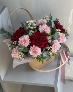 Цветы в переноске с французскими розами и гвоздиками в другом ракурсе