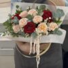 Композиция из пионовидных роз в цветочной переноске С17