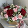 Цветы в переноске с французскими розами и гвоздиками