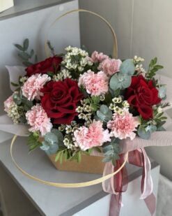 Цветы в переноске с французскими розами и гвоздиками