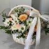 корзина чайных роз и ромашек
