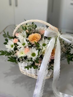 корзина чайных роз и ромашек