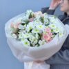 Букет с кустовой розой, белыми хризантемами и альстромерией в Бресте