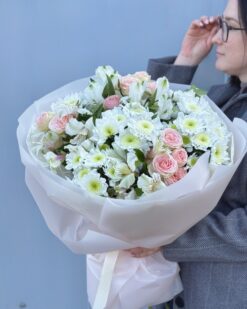 Букет с кустовой розой, белыми хризантемами и альстромерией в Бресте