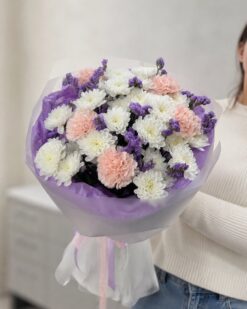 Букет с белыми хризантемами, розовыми гвоздиками и сиреневой статицей в упаковке
