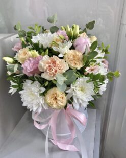 Цветочная композиция в коробке с хризантемой и кустовой розой в Бресте
