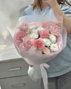 Нежный букет с французскими розами и белыми хризантемами в Бресте