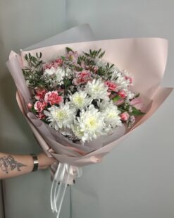 Букет с белыми хризантемами, альстромерией и гвоздикой Шабо в Бресте