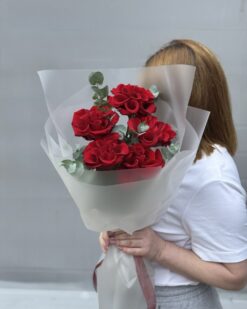Букет из французских роз с эвкалиптом - доставка цветов Брест