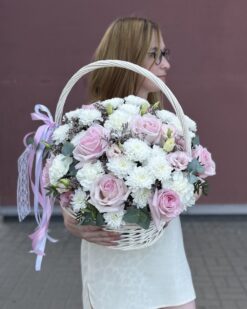 корзина из роз и хризантем