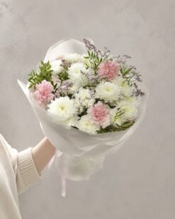 букет из белых хризантем с гвоздиками и зеленью
