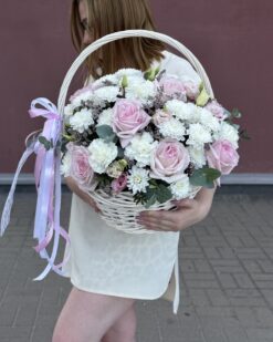 Цветочная композиция в корзине с розами и хризантемами в Бресте