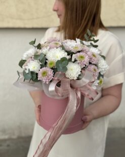 цветы в шляпной коробке с эвкалиптом брест