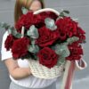 корзина из красных роз с эвкалиптом
