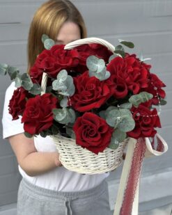 корзина из красных роз с эвкалиптом