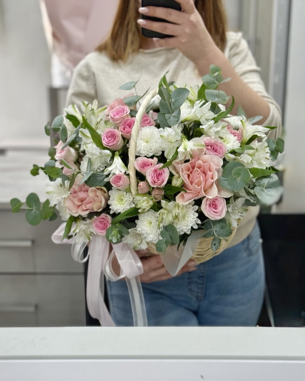 нежная корзина цветов из хризантем, роз и кустовых роз Нежная корзина с розами, хризантемами и альстромерией в руках девушки